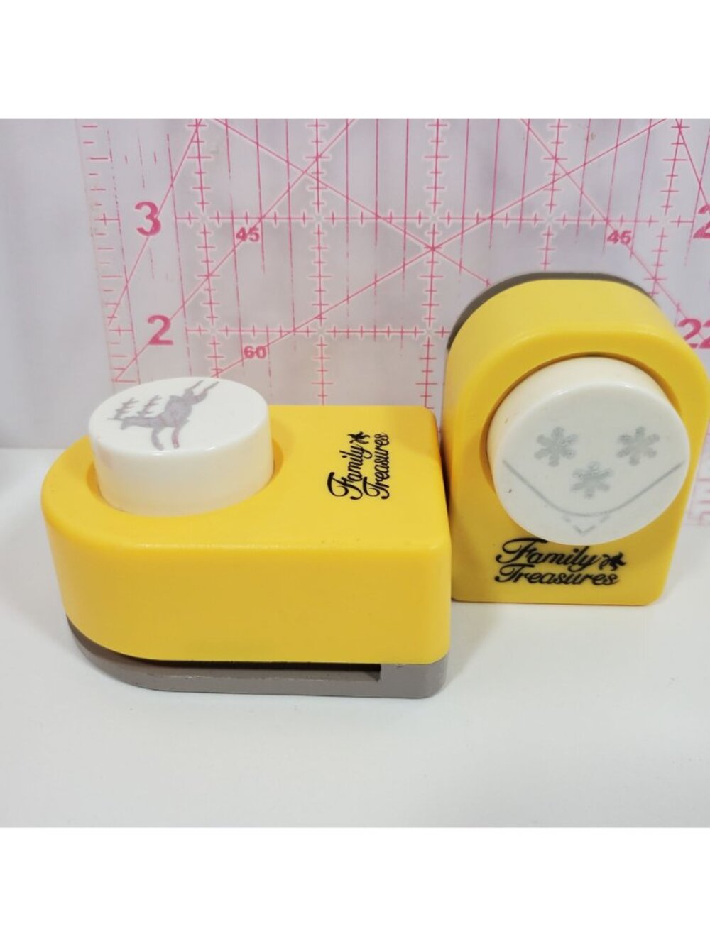 Christmas Paper Punch Lot Family Treasure McGill Craft People Holiday 17 Punches - Picture 8 of 9